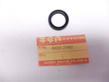 09285-25002 Oil seal clutch cover GT750