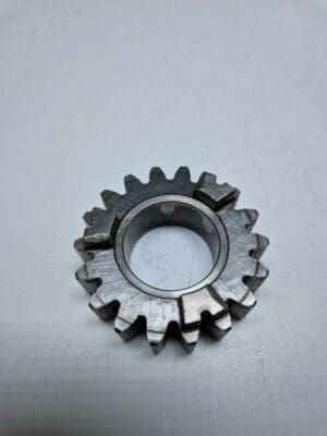 239-17251-00 Gear 5th wheel 18T Yamaha TR2 used, not nice