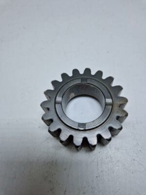 Alternative view of 239-17251-00 Gear 5th wheel 18T Yamaha TR2 used, not nice