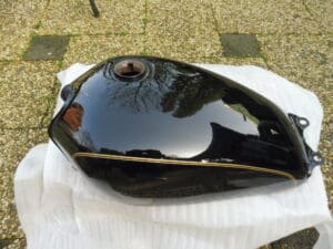 44100-34400-019 Fueltank Suz.GS550L'78 up Black gold striping NEW