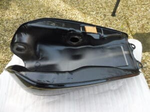 Alternative view of 44100-34400-019 Fueltank Suz.GS550L'78 up Black gold striping NEW