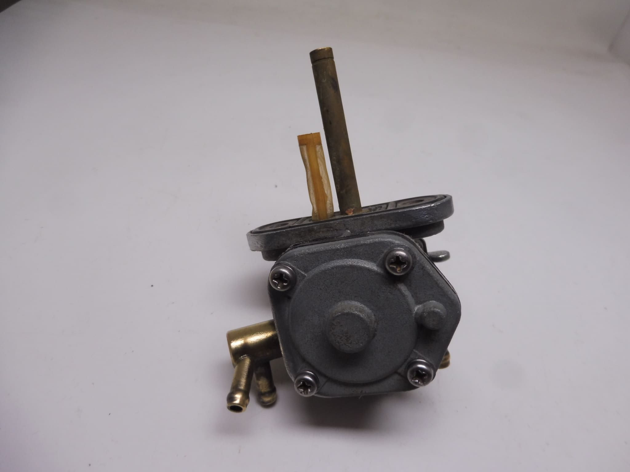 44300-15600 Fuel cock Suzuki GT250 '76-'78, GT500 '76-'77 used as new - Image 2