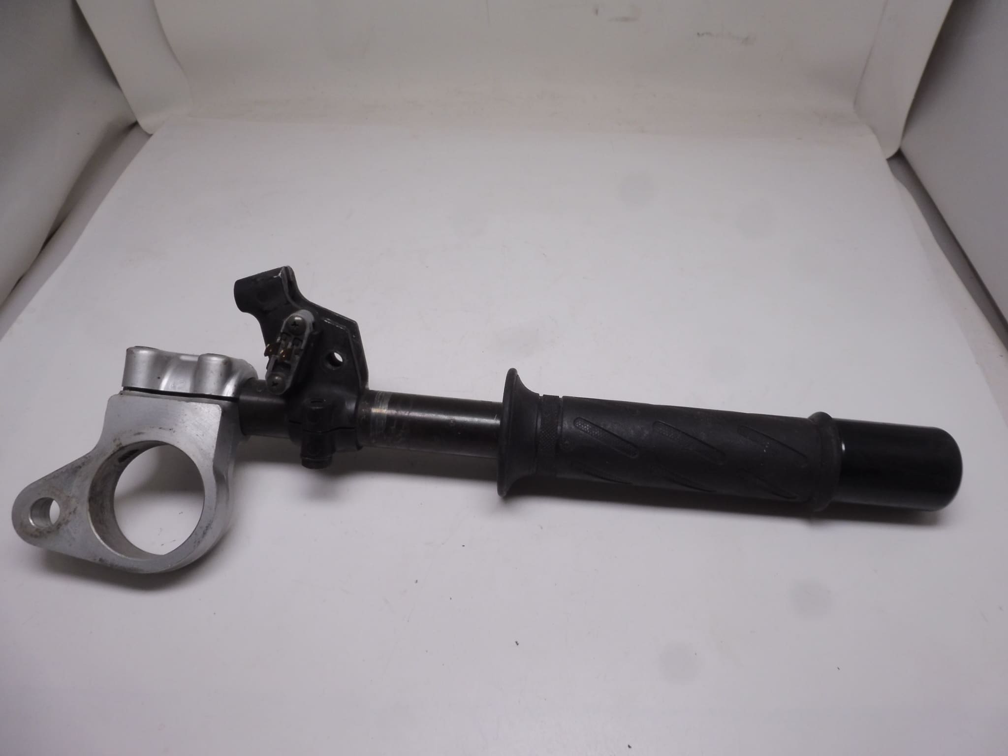 56221-19C11 Holder handle bar L. Suzuki GSX600F '97-'03 complete used - Image 2