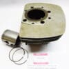 Suzuki Cilinder rechts 2de overmaat met zuiger origineel onderdeelnummer 11210-15301 + piston |Theo Louwes Motoren en Race