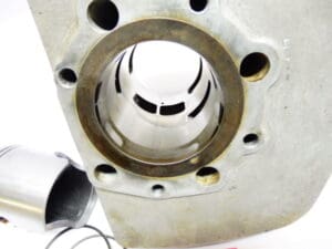 Suzuki Cilinder rechts 2de overmaat met zuiger origineel onderdeelnummer 11210-15301 + piston |Theo Louwes Motoren en Race