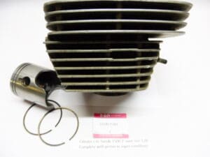 Suzuki Cilinder links 2de overmaat met zuiger origineel onderdeelnummer 11220-15301 + piston |Theo Louwes Motoren en Race
