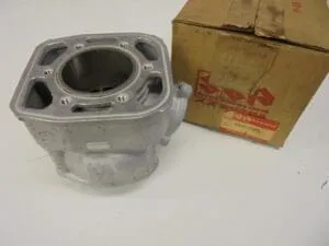Suzuki - 11211-15400/15401 - RGB500 - Cylinder