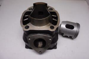 Suzuki - 11210-42010-15 - RG500 - Cylinder