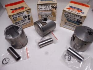 26J-11631-00 / 4A0-11631-00 Pistons 56mm less rings 2x96 /1x97 used but as new TZ250'82 and later(Your choice)