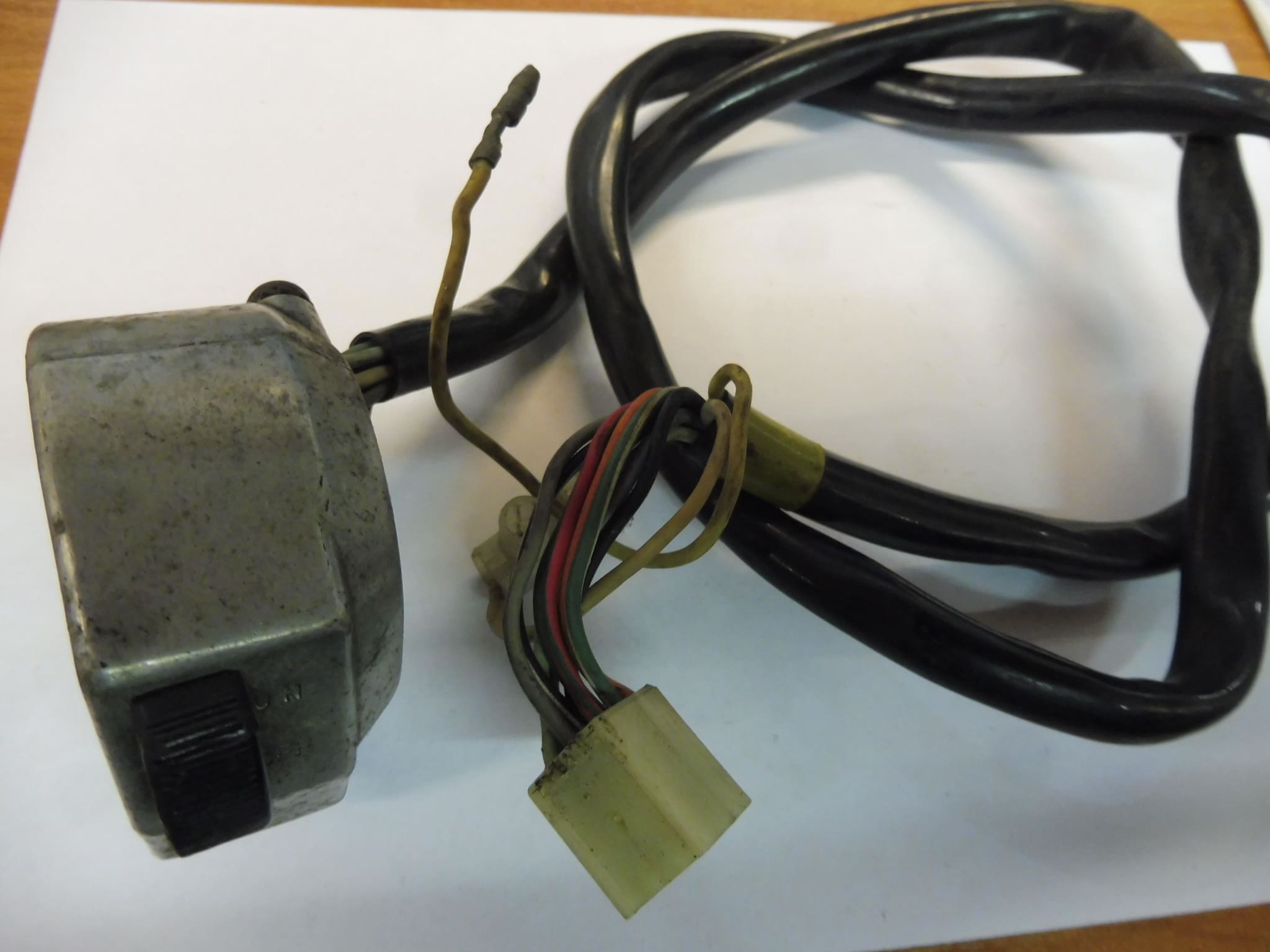 57700-28701 Left switch handlebar assy Suzuki T500 used - Image 3
