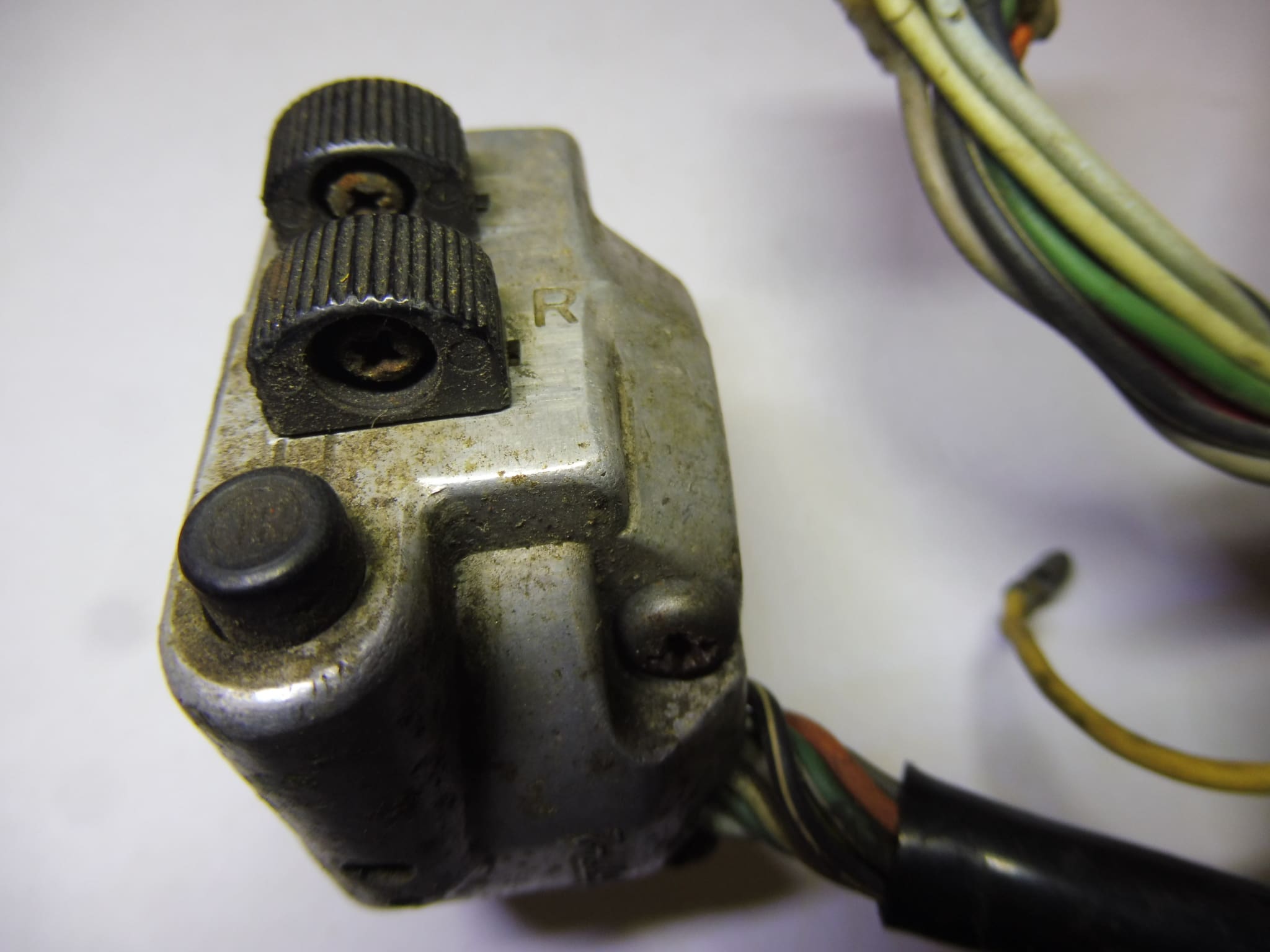 57700-28701 Left switch handlebar assy Suzuki T500 used - Image 2