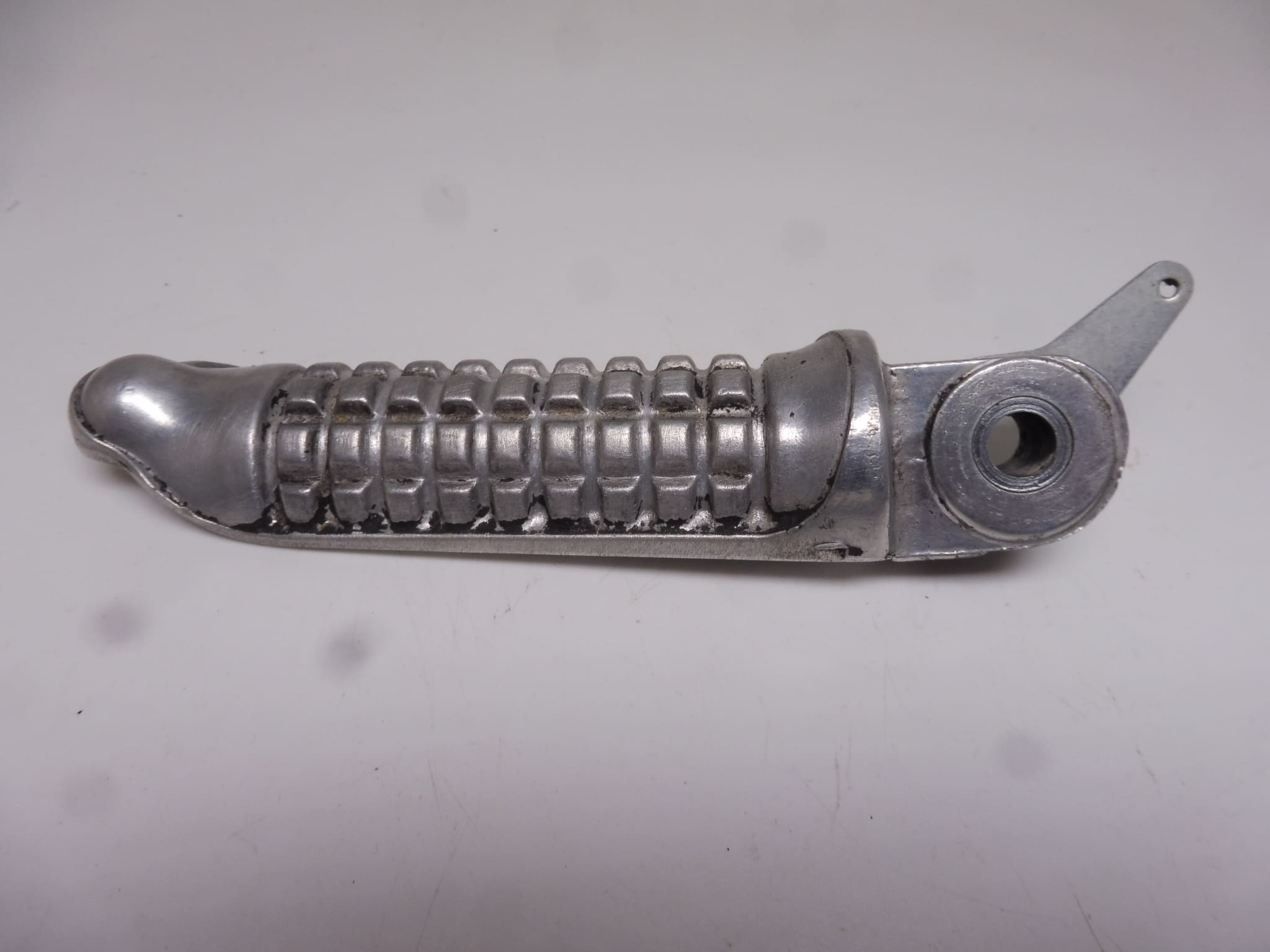 43510-19C00 Footrest front R. Suzuki GSX600F used