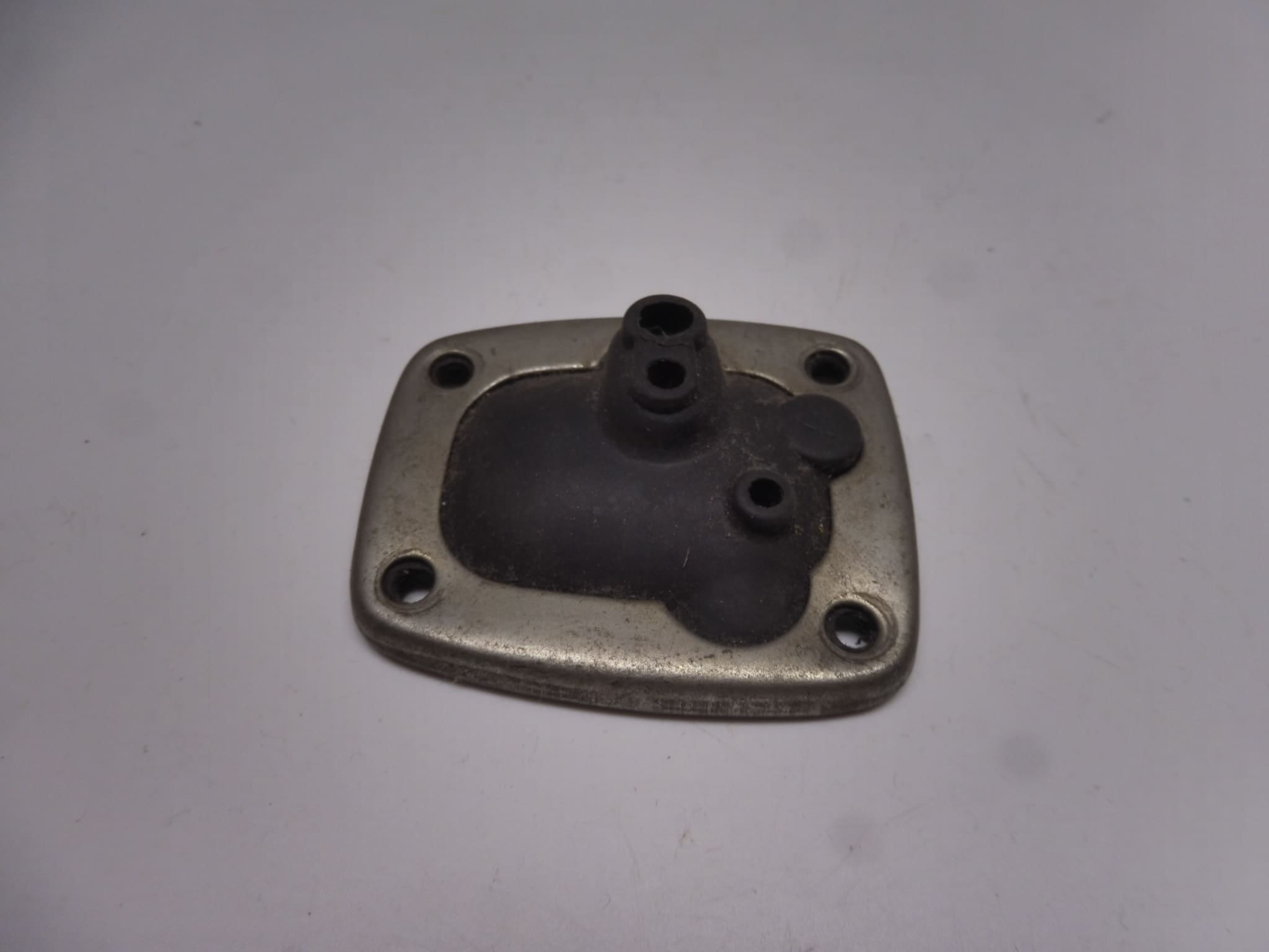 11440-22500 Cover carburator top Suzuki A 50P original used as new