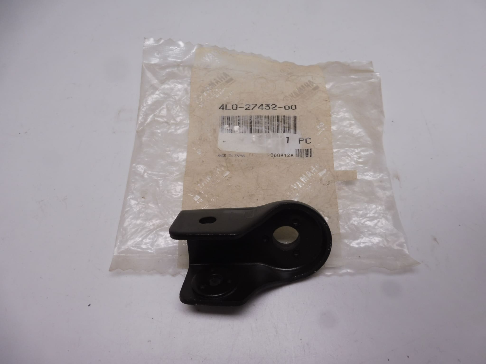 4L0-27432-00 Holder rear footrest L. RD250/350 '81-'82 original new
