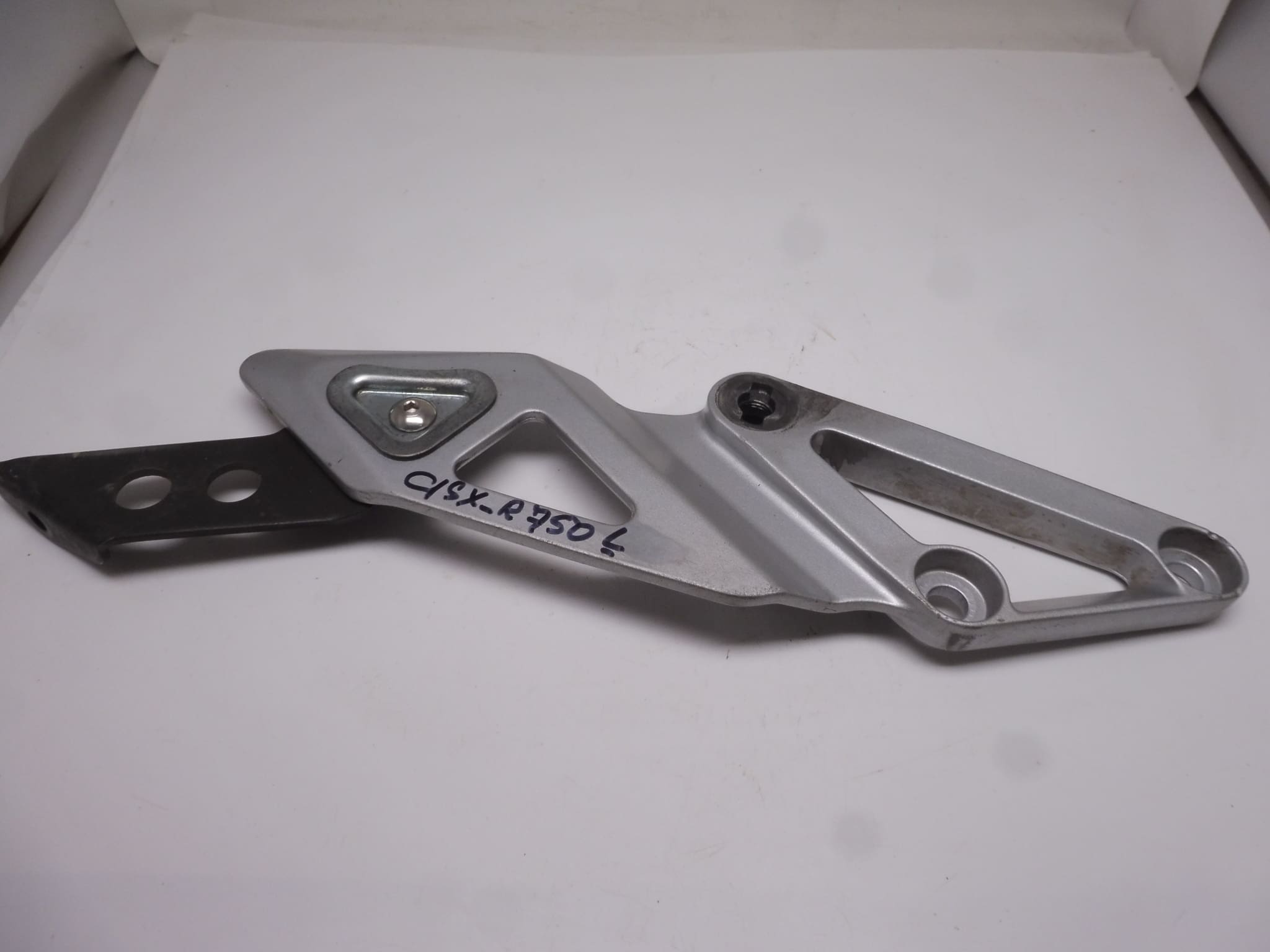 43522-17E00 Bracket fr. footrest L. Suzuki GSX-R600/750W used