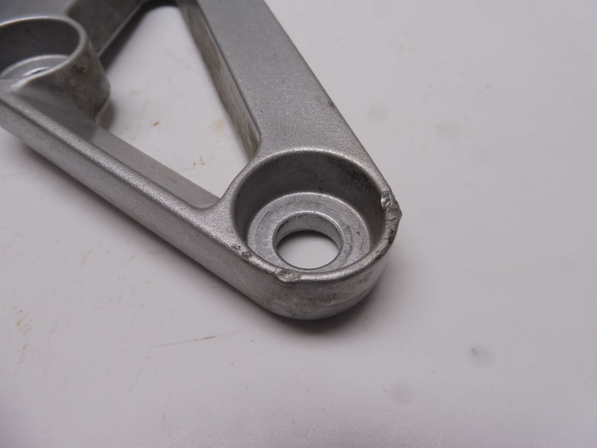 43522-17E00 Bracket fr. footrest L. Suzuki GSX-R600/750W used - Image 2