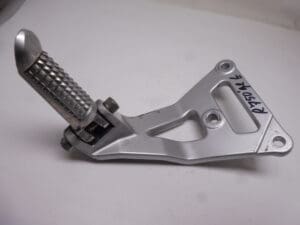 43700-17E00 Footrest assy pillion L. Suzuki GSX-R600/750W used
