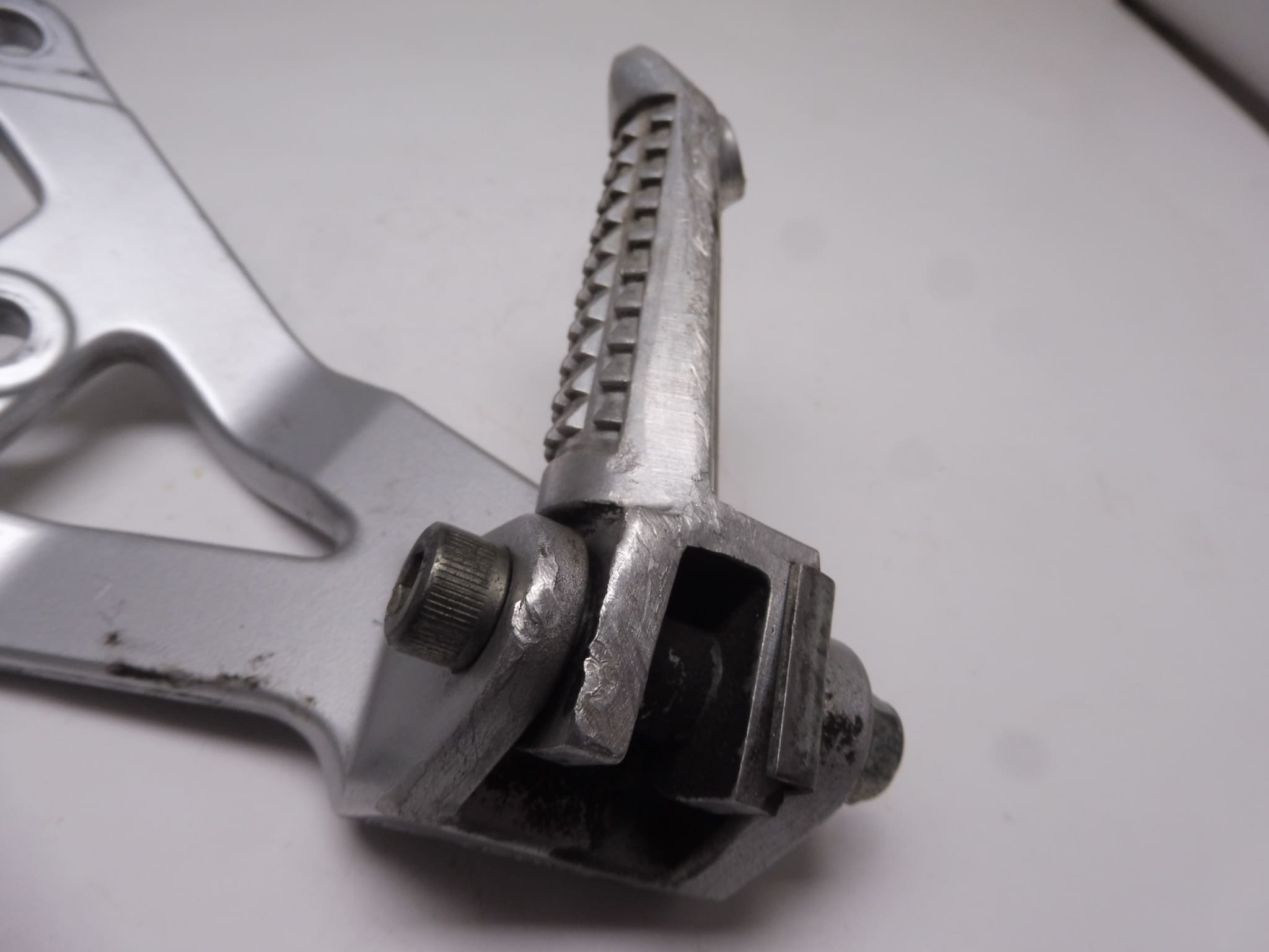 43700-17E00 Footrest assy pillion L. Suzuki GSX-R600/750W used - Image 2