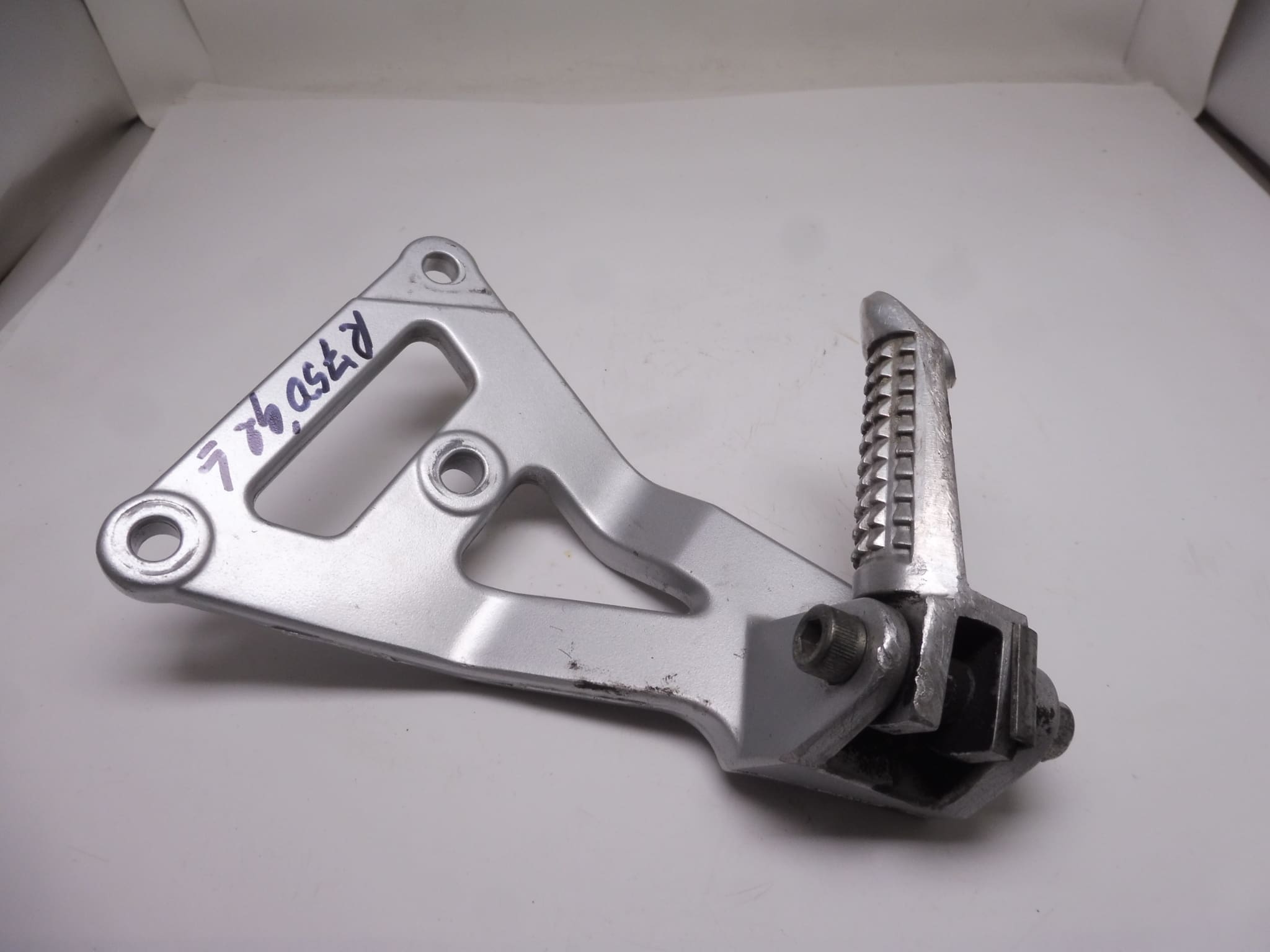 43700-17E00 Footrest assy pillion L. Suzuki GSX-R600/750W used - Image 3