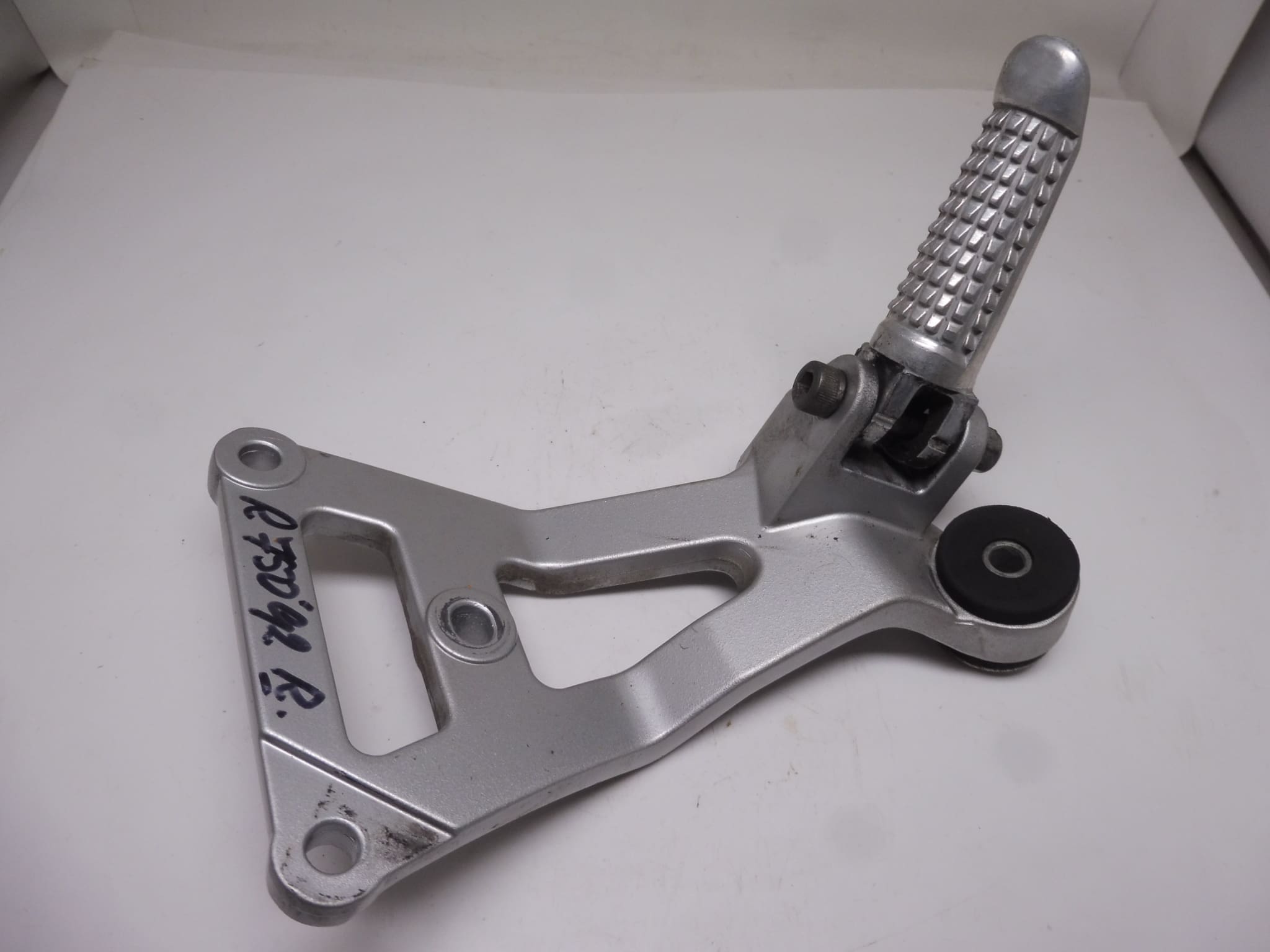 43600-17E00 Footrest assy pillion R. Suzuki GSX-R600/750W used