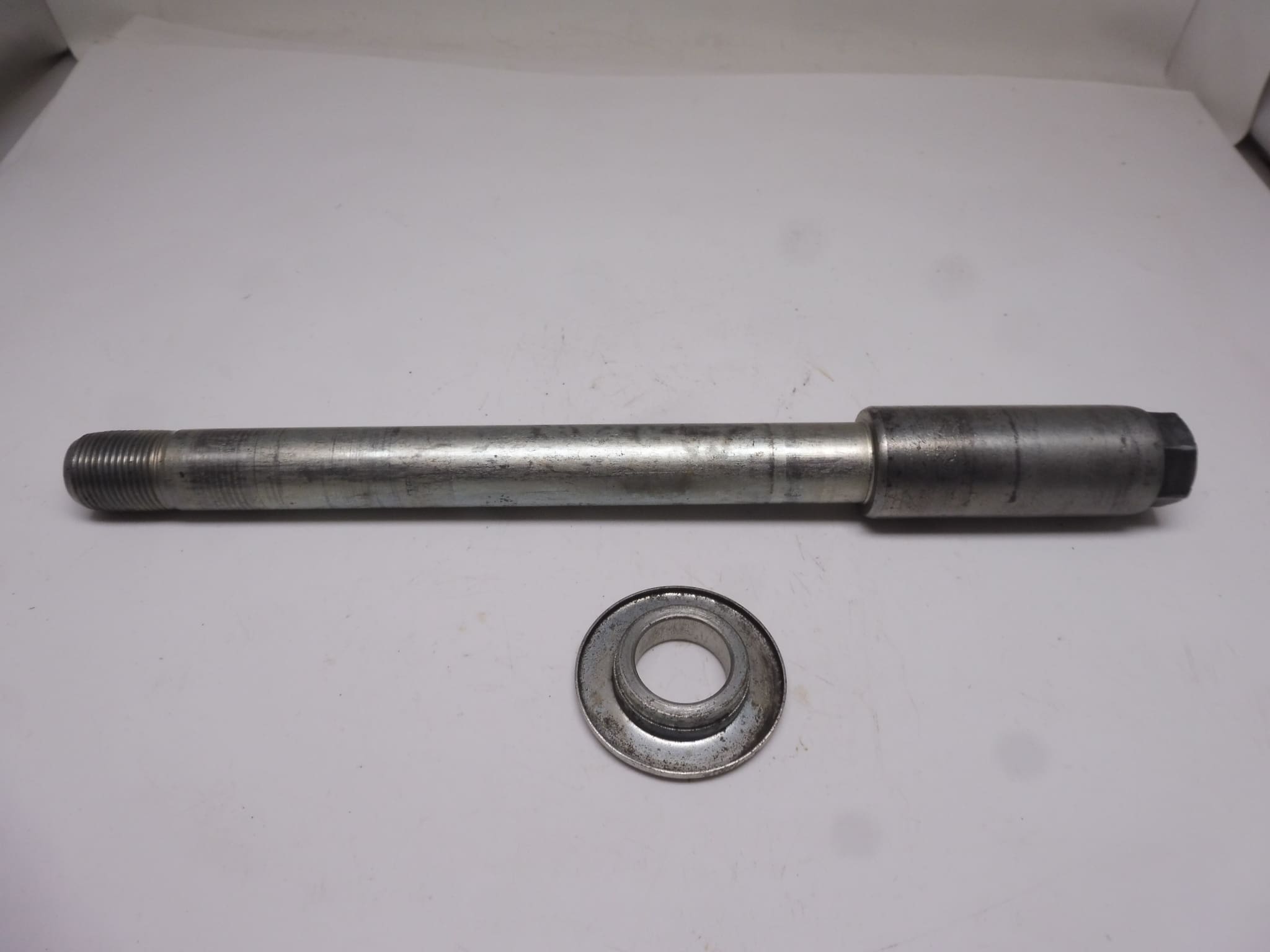 54711-17D00 Front axle Suzuki GSX-R600/750/1100 original used