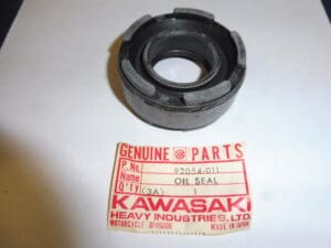 92054-011 Oil seal crankshaft Kawasaki S2 32x62x27 original new