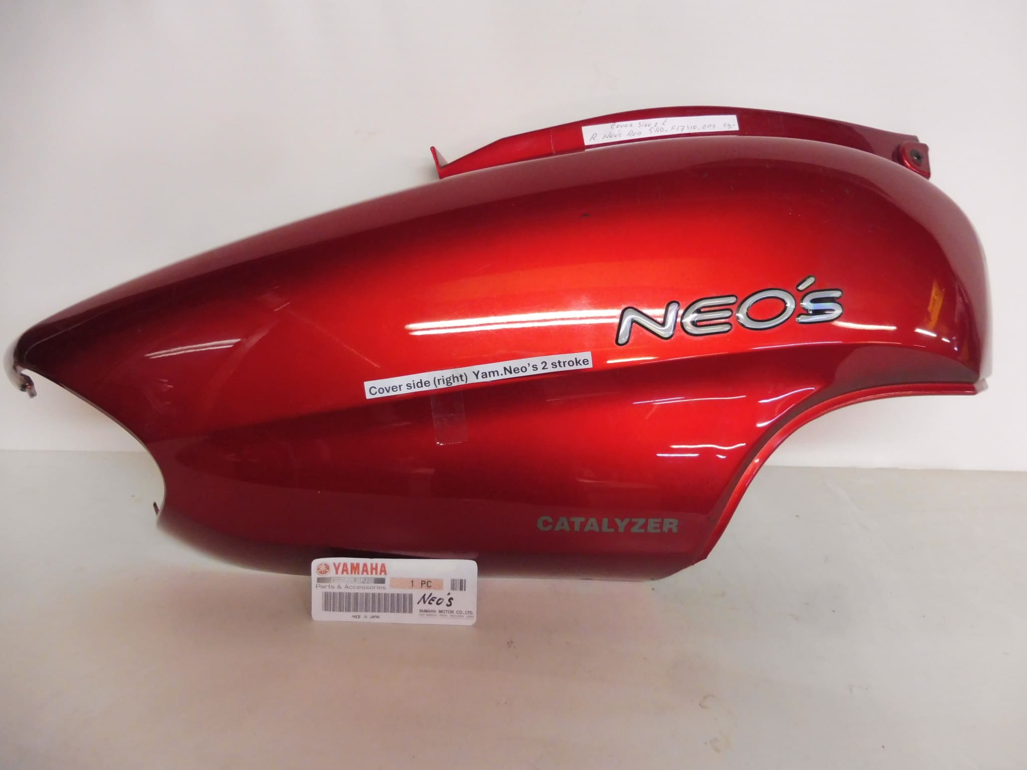 5AD-F17310-0P3 Cover side rear (R.H.) Yamaha Neo's Red as New