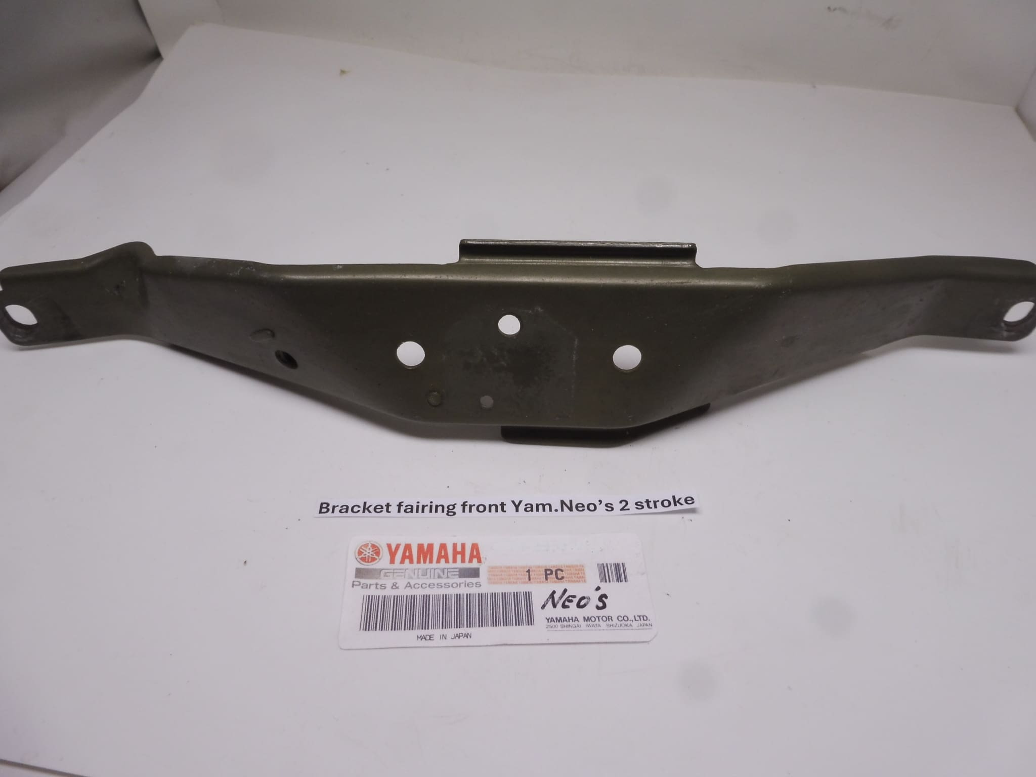 5AD-F1123K-00 Bracket frontcover Yamaha Neo's as new