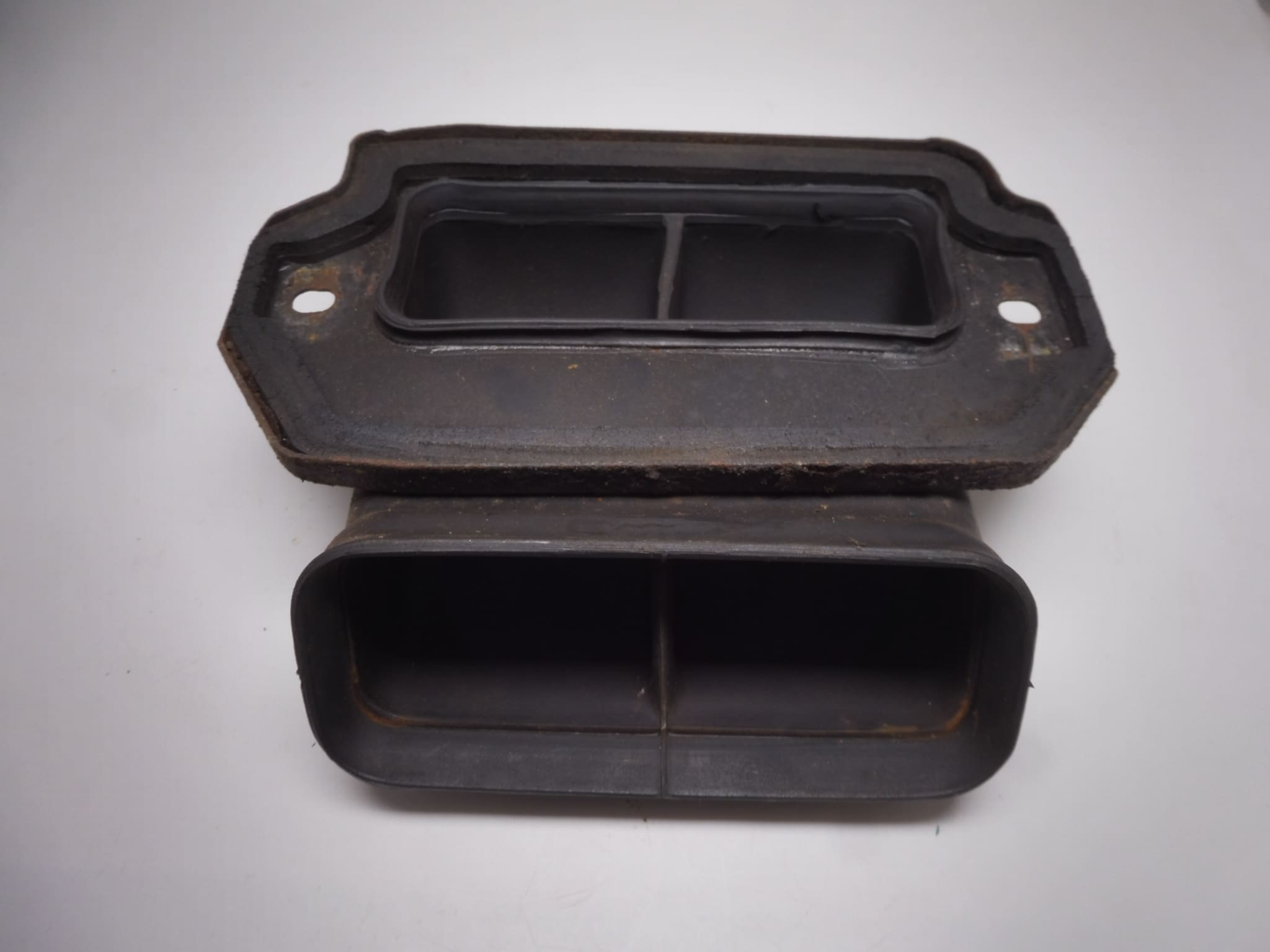 17240-390-000 Duct aircleaner + cover Honda CB500/550 used