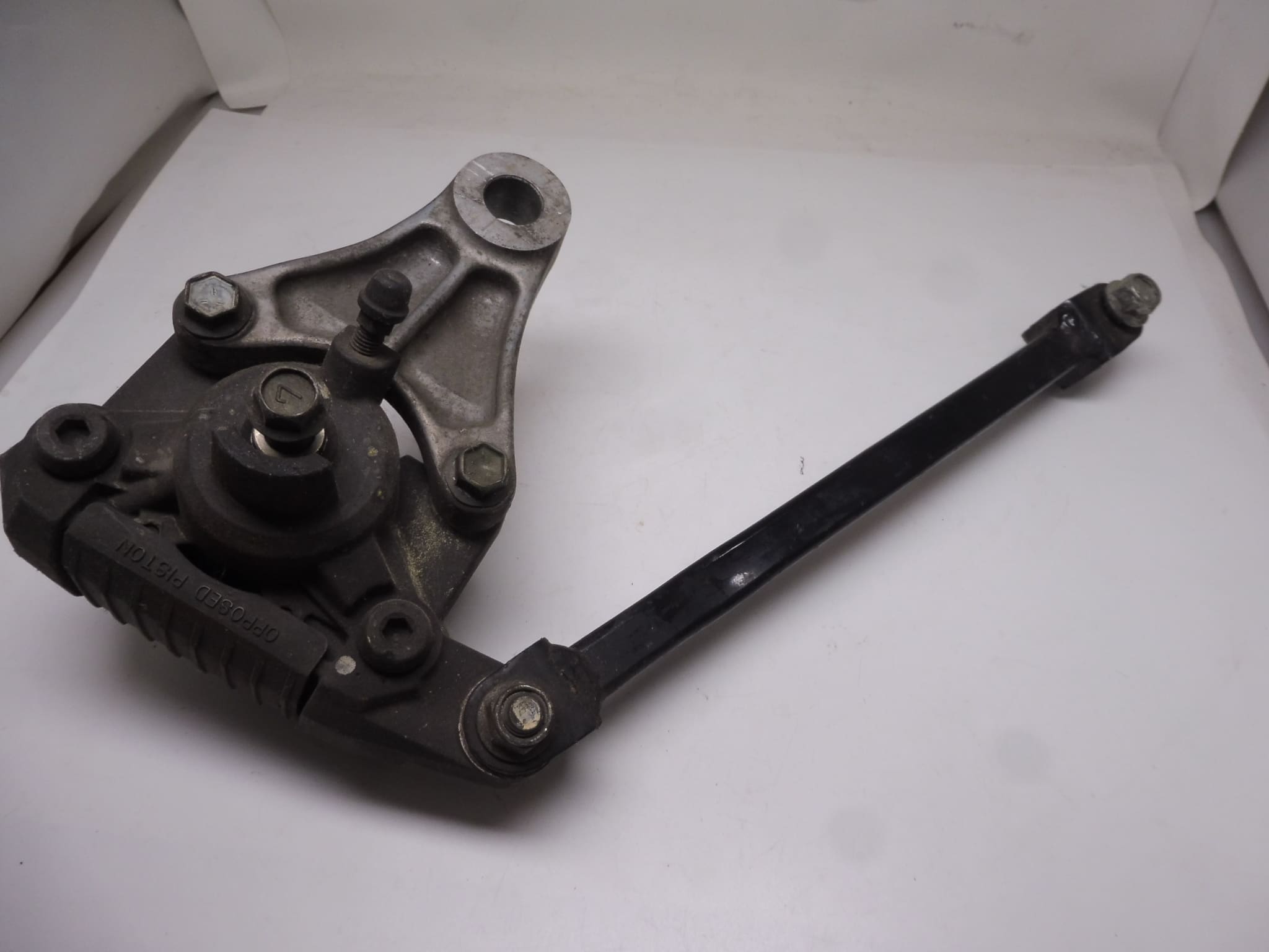 69100-05C90 Caliper assy rear brake incl. torque link Suzuki GSX600/750F used - Image 2