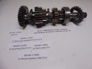 24121-11000 Counter shaft complete Suzuki T20/TC250 used as new