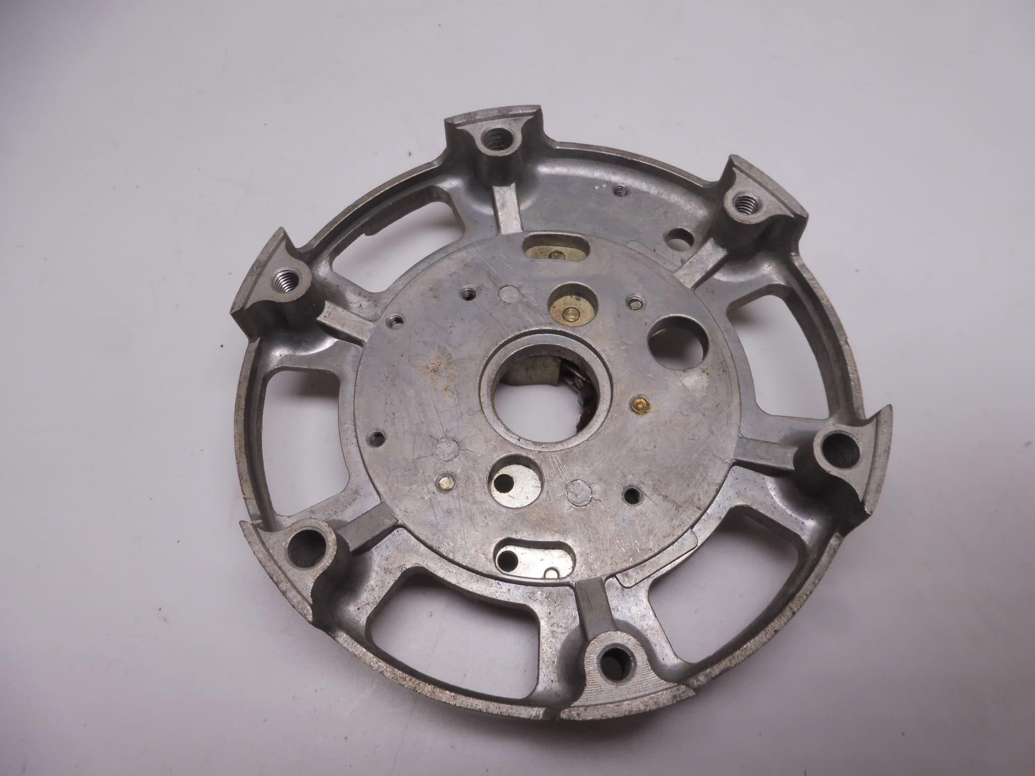 31401-18521 Breaker contact plate, only plate Suzuki GT125/250 used - Image 2
