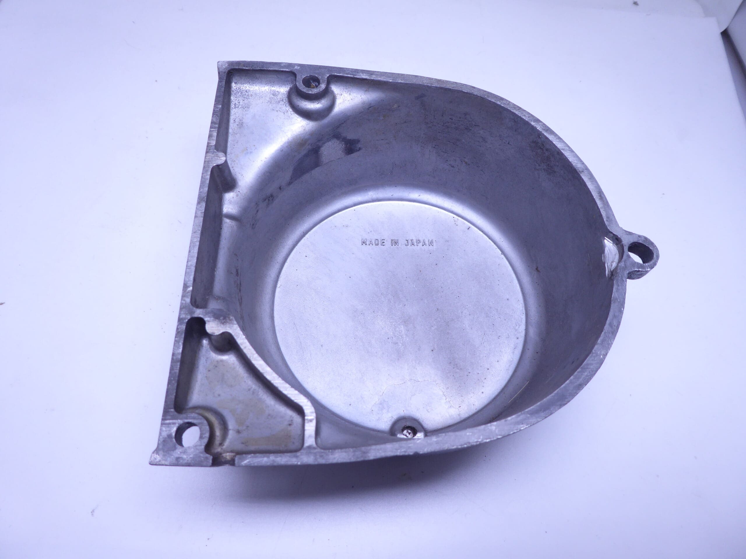 11351-15600 Cover magneto Suzuki T500 used good condition - Image 2